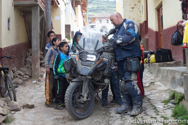 Peruvian kids getting a GS lesson